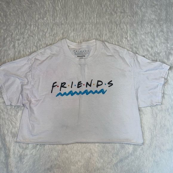 FRIENDS Tops - FRIENDS 🥳 5/$15 🥳 White Short Sleeve Crop Top